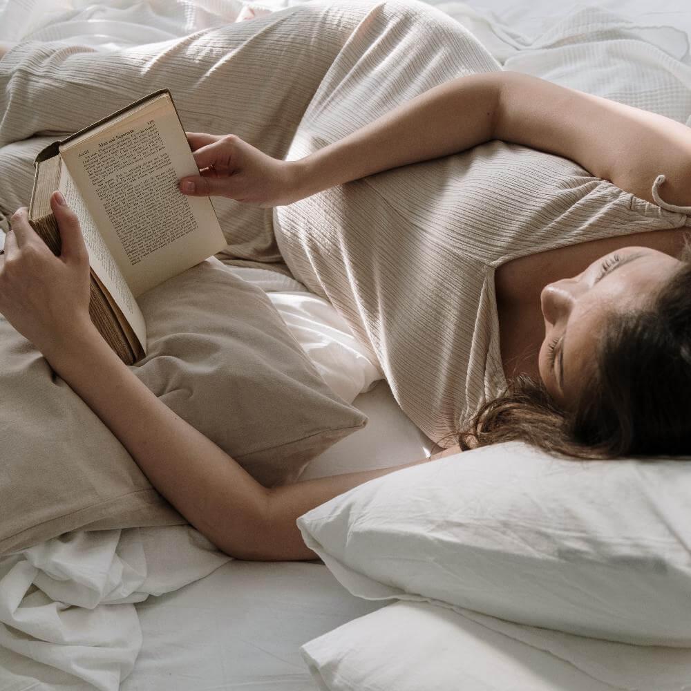 Đọc sách giúp cải thiện giấc ngủ. Nguồn: Internet